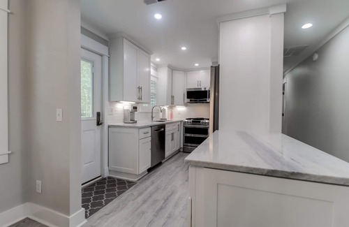 Isle of Palms Casa | Renovated, Very Modern Beach Home on Quiet Street, Close to Beach & Marina!