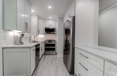 Isle of Palms Casa | Renovated, Very Modern Beach Home on Quiet Street, Close to Beach & Marina!