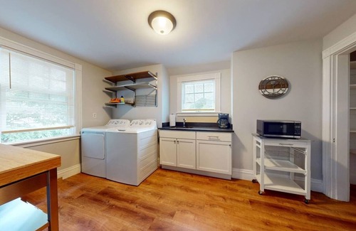 Hunnewell Hill Apartamento | Renovated, Victorian, InUnit Laundry, Kitchenette