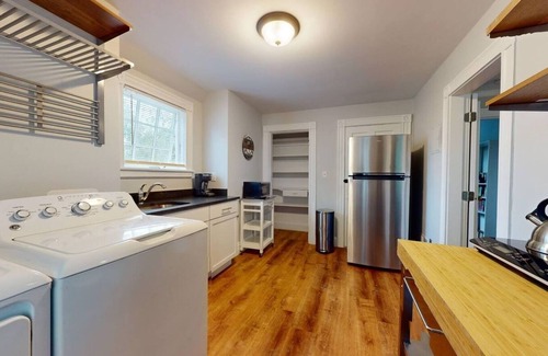 Hunnewell Hill Apartamento | Renovated, Victorian, InUnit Laundry, Kitchenette
