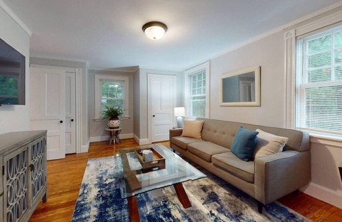 Hunnewell Hill Apartamento | Renovated, Victorian, InUnit Laundry, Kitchenette
