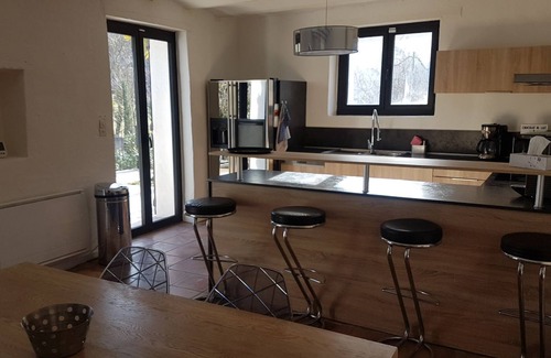 Le Val Casa | Villa renovada con piscina climatizada y aire acondicionado.
