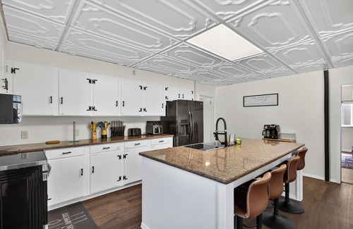 Renovo Casa | Renovo Escape: Game Room + Spa Bath + Views