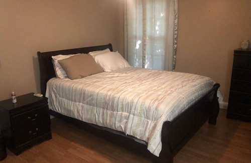 Albany Casa | Rent a House, lots of space, deck, porch, fire pit, fire place, large rooms