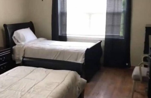 Albany Casa | Rent a House, lots of space, deck, porch, fire pit, fire place, large rooms