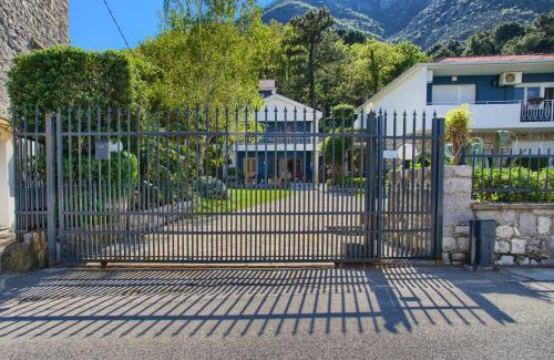 Prcanj Villa | Rent a Vacation House in Kotor Bay