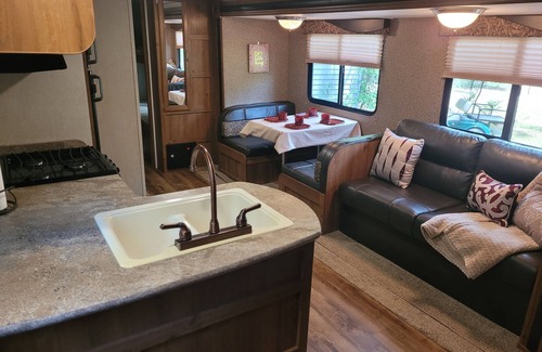 Painters Hill Casa | Rent an AWESOME RV at the beach! Sleeps 8 plus outdoor kitchen!