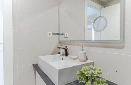 Motril Apartamento | RentitSpain Aguacate Beach 2 Playa, descanso y piscina