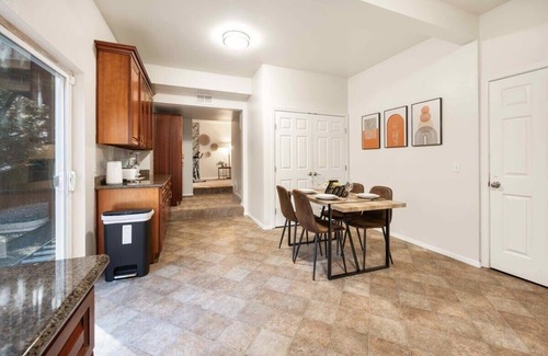 Renton Casa | Renton Luxury & Spacious Daylight Basement|The Landing