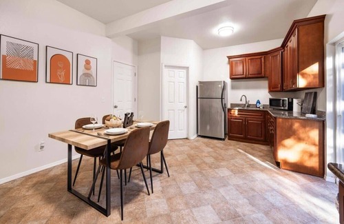 Renton Casa | Renton Luxury & Spacious Daylight Basement|The Landing