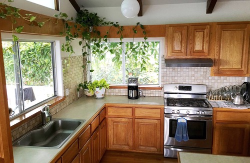 Hilo Casa | Reservations resumed Quiet hilltop location overlooking Hilo Bay.