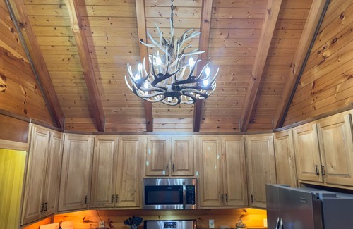 Blue Ridge Cabina | Reserve your Getaway at The Rustic Retreat-3 private acres!
