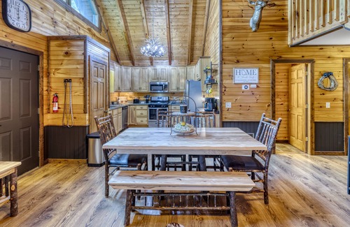 Blue Ridge Cabina | Reserve your Getaway at The Rustic Retreat-3 private acres!