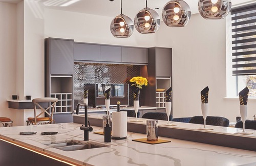 Cheddar Cabaña | Reservoir View - a modern home that sleeps 8 guests in 4 bedrooms