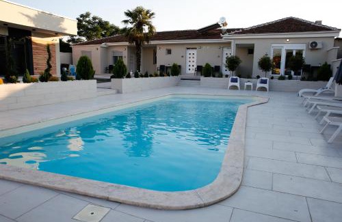 Stojakovo Apartamento | Reshkov Pool Apartments