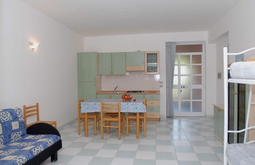 Santa Maria del Focallo Apartamento | Residencial con piscina comunitaria, parking, Wi-Fi a 30 metros de la playa