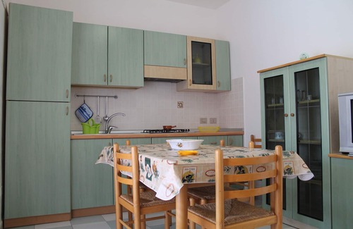 Santa Maria del Focallo Apartamento | Residencial con piscina comunitaria, parking, Wi-Fi a 30 metros de la playa