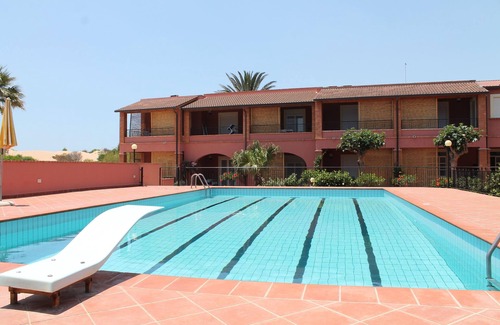 Santa Maria del Focallo Apartamento | Residencial con piscina comunitaria, parking, Wi-Fi a 30 metros de la playa