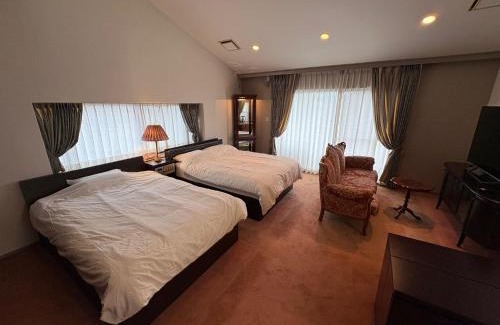Hachioji Casa | RESIDENCE AKATSUKI 中庭と坪庭で和洋を愉しむ一棟貸し 8名広々238平米 八王子ic近く