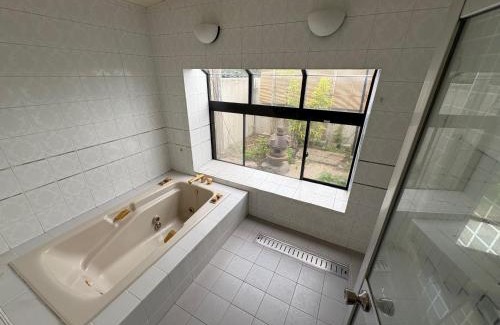 Hachioji Casa | RESIDENCE AKATSUKI 中庭と坪庭で和洋を愉しむ一棟貸し 8名広々238平米 八王子ic近く