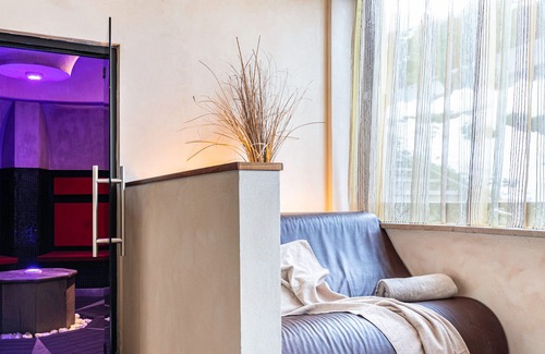 San Giovanni di Fassa Apartamento | "Residence Anda Appartamento 42" with Views of the Dolomite Peaks, Shared Indoor Pool & Jacuzzi