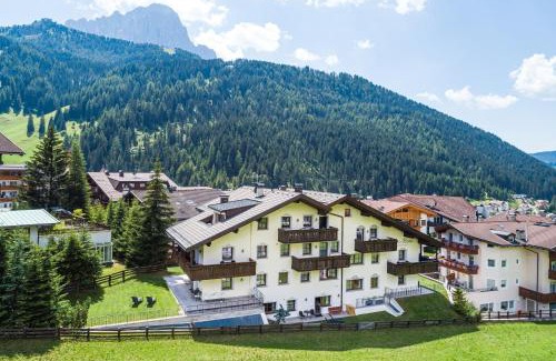 Selva di Val Gardena Apartamento | Residence Cesa Rives