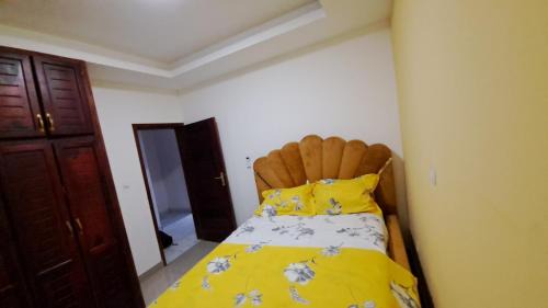 Douala Apartamento | Residence GermanoTech Logbessou appartement meublé 2ch,1salon eau chaude,Wifi,parking,virgile,menagere,canalsat