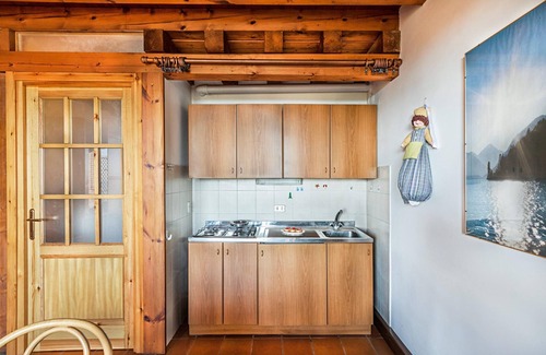 Moniga del Garda Apartamento | Residence Moniga Porto 1 08 Apartment by Wonderful Italy