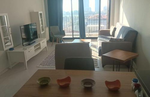Bayraklı Apartamento | Residence with pool and sea view