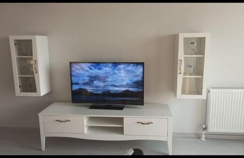 Bayraklı Apartamento | Residence with pool and sea view