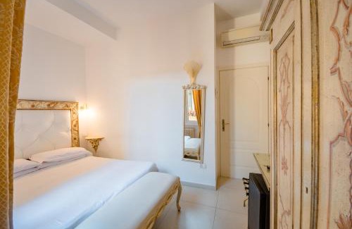 Historic Center Casa | Residenza Due Torri check in presso HOTEL CENTRALE Vicolo Cattani 7