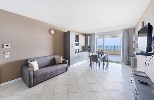 Desenzano del Garda Apartamento | Residenza Miralago With Pool - Two-bedroom With Terrace