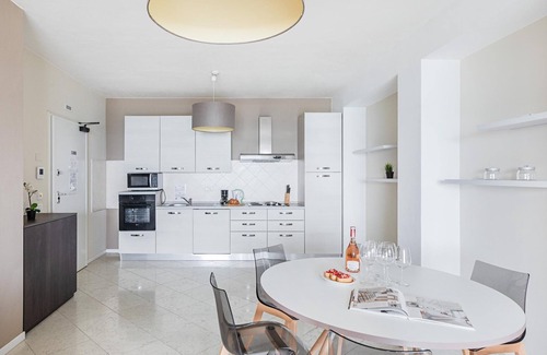 Desenzano del Garda Apartamento | Residenza Miralago With Pool - Two-bedroom With Terrace