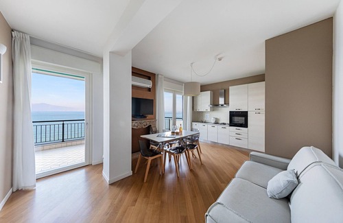 Desenzano del Garda Apartamento | Residenza Miralago With Pool - Two-bedroom Apartment With Lake View