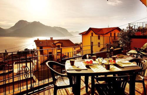 Santa Maria - Rezzonico Apartamento | Residenza Romina sleeps 8 with pool- by Italian Apartments
