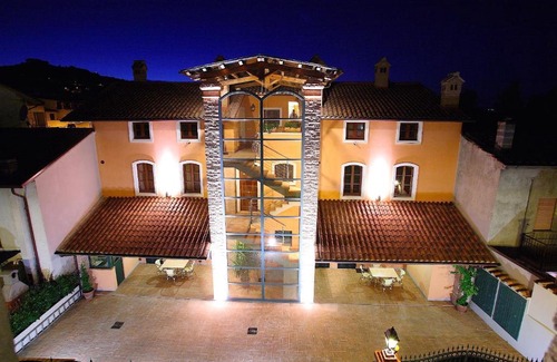 Lidarno Cama Y Desayuno | Residenze L'Uncinaia Holiday House