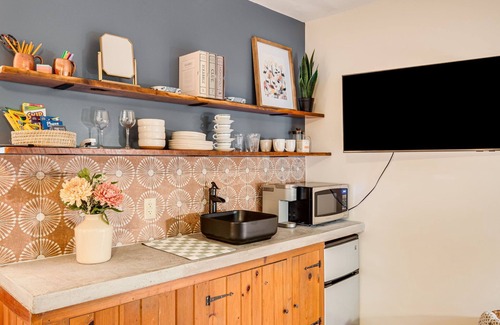 Saluda Cabaña | Resilience Road Cottage: Walk to Downtown Saluda, Close to Hiking & Activities!