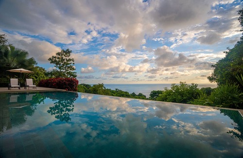 Uvita Villa | RESOL: Vila de luxo isolada com vista para o mar na selva