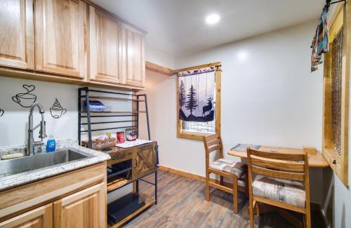 Chiloquin Apartamento | Resort Cabin on the River about 21 Mi to Crater Lake!