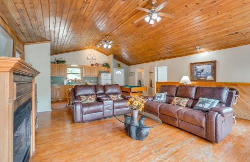 Gatlinburg - Pigeon Forge Casa | Resort Cabin with Private Hot Tub!