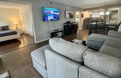 Wesley Chapel Condominio | Resort Corner Unit Gem – Spacious 2BR Ground-Floor Condo w/ Patio, Pond Views & Smart TVs!