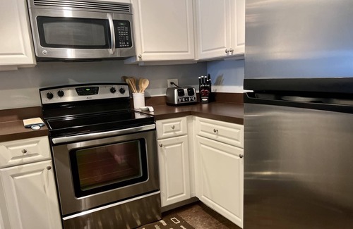 Wesley Chapel Condominio | Resort Corner Unit Gem – Spacious 2BR Ground-Floor Condo w/ Patio, Pond Views & Smart TVs!