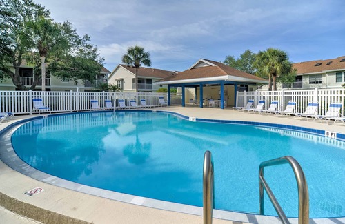 Capri Isle Casa | Treasure Island Home w / Pool Access-Walk to Beach!