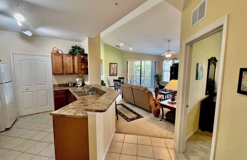 Sarasota Condominio | Resort-like setting a short drive to beaches and downtown, new vinyl plank floor