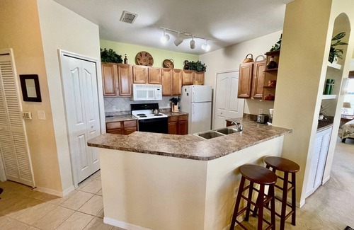 Sarasota Condominio | Resort-like setting a short drive to beaches and downtown, new vinyl plank floor