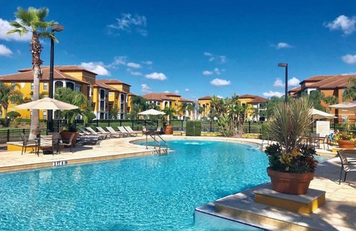 Sarasota Condominio | Resort-like setting a short drive to beaches and downtown, new vinyl plank floor