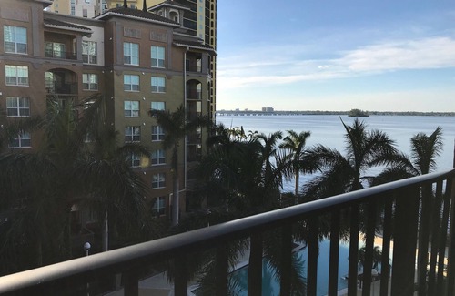 Fort Myers Condominio | Resort Living en el centro de Fort Myers con vista al río