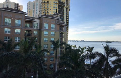 Fort Myers Condominio | Resort Living en el centro de Fort Myers con vista al río