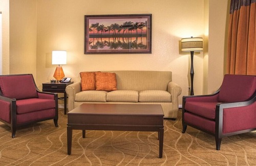 Survey Creek Complejo | Resort Managed 2 BR -Sleeps 8 at Wyndham Palm Aire - Pools, Free Beach Shuttle!