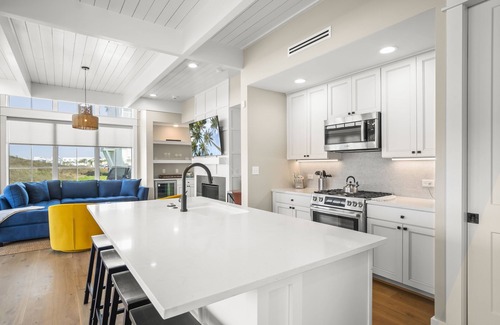 Port Aransas Cabina | Resort Pools, Pet Friendly, Golf Cart Boardwalk to the Beach